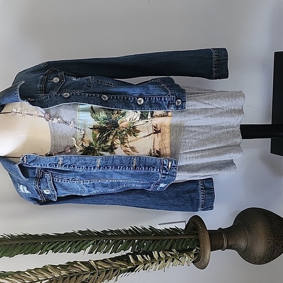 Cato Gray Short Sleeve Tee with Palm Tree and Beach graphics - Picture 2 of 12